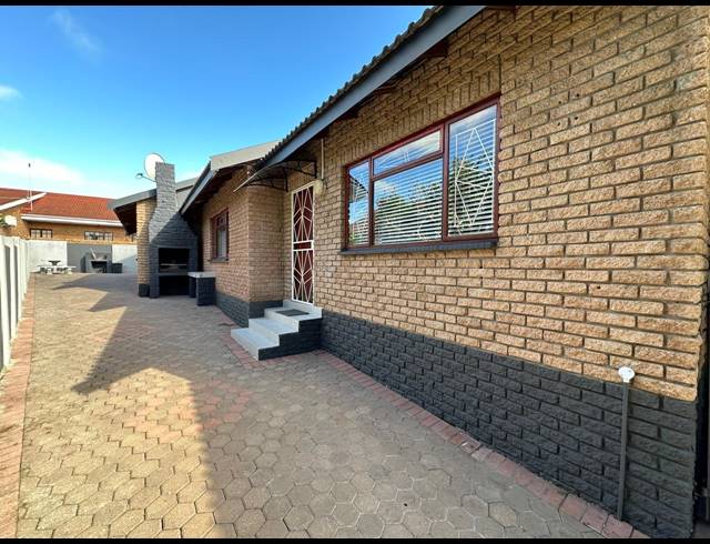 7 BEDROOM HOUSE FOR SALE IN HARTENBOS CENTRAL